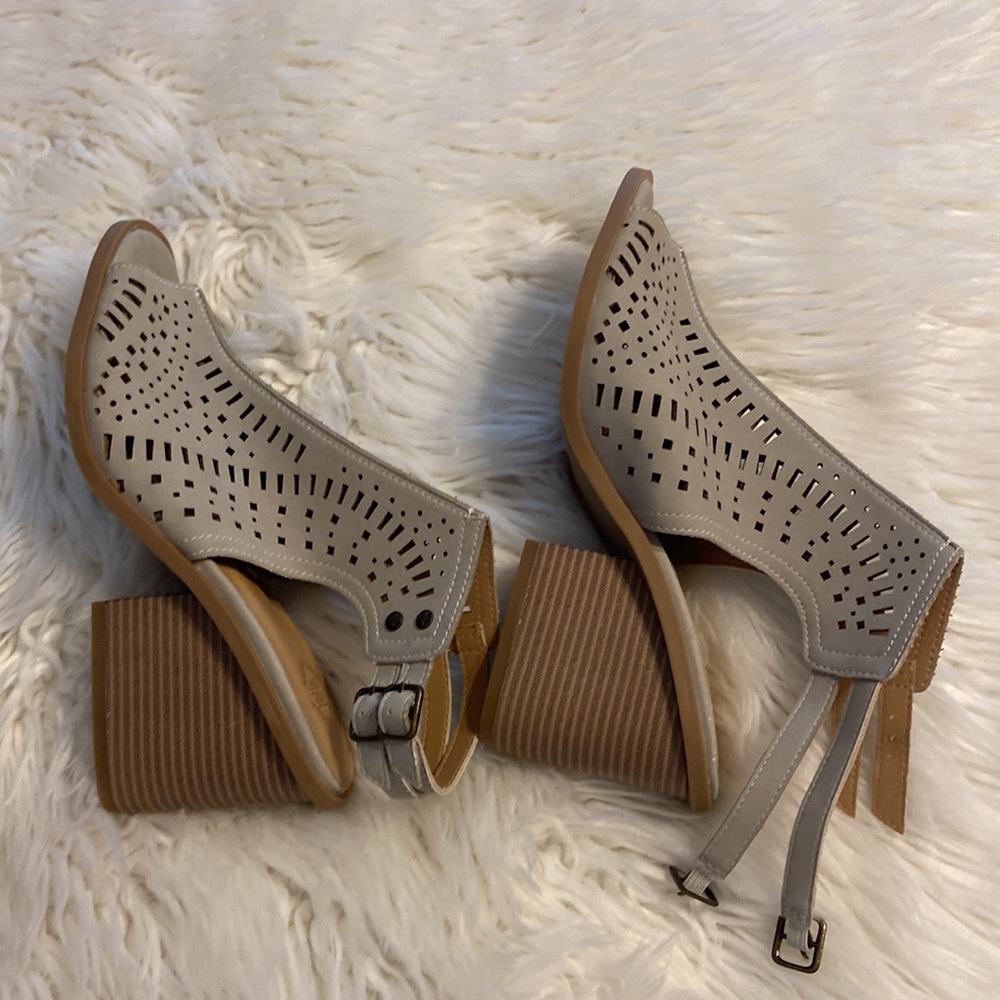 True Craft light gray Heels with Laser-Cut Design BNWOT size 9.5 see all photos - Picture 12 of 12